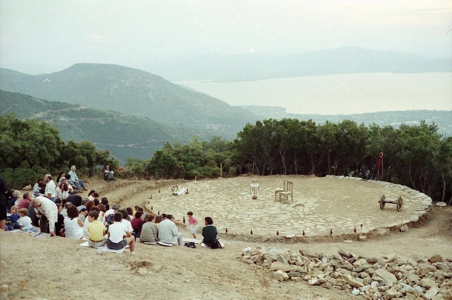 Η πρώτη παράσταση στο αλώνι το 1996, με το κοινό καθισμένο στο χώμα γύρω από τον ακόμη αδιαμόρφωτο κύκλο